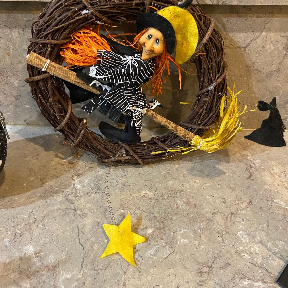8 piece Halloween bundle - Picture 3 of 16